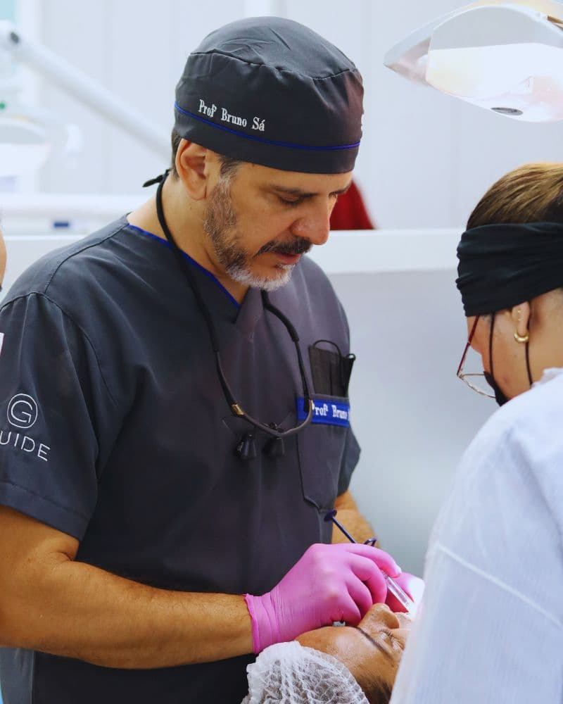 Professor conduzindo atendimento clínico com paciente