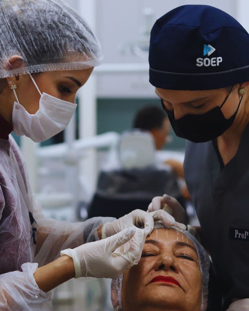Aplicação facial supervisionada em paciente durante a imersão