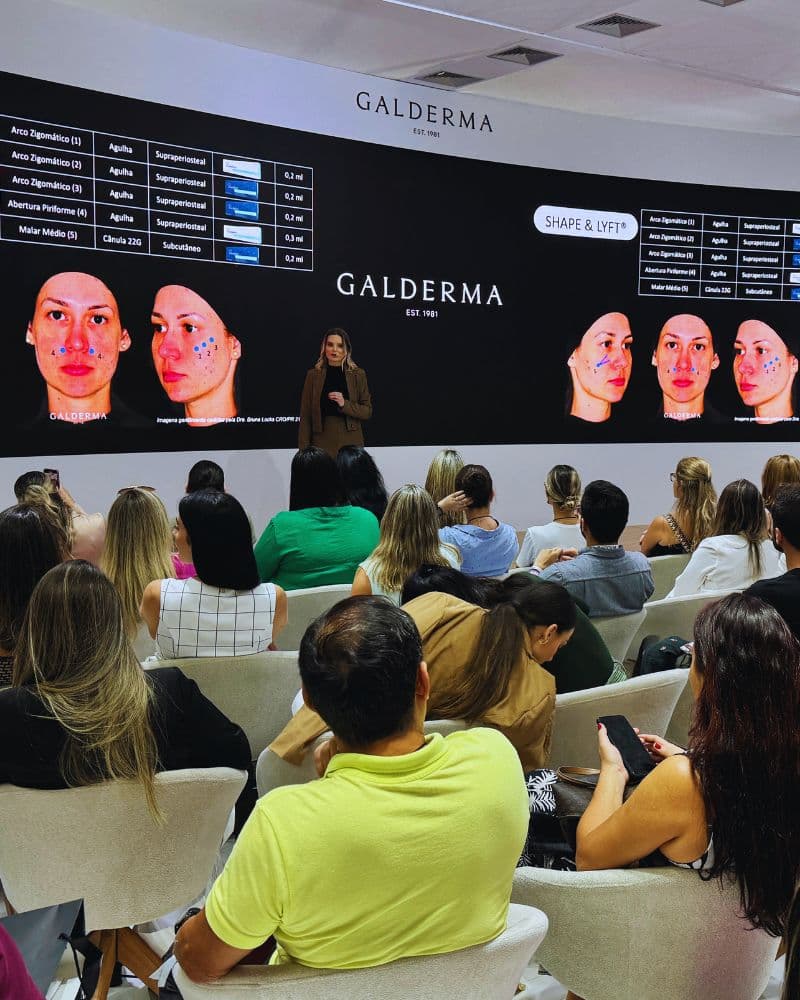 Aula teórica com a turma em palestra de Harmonização Orofacial